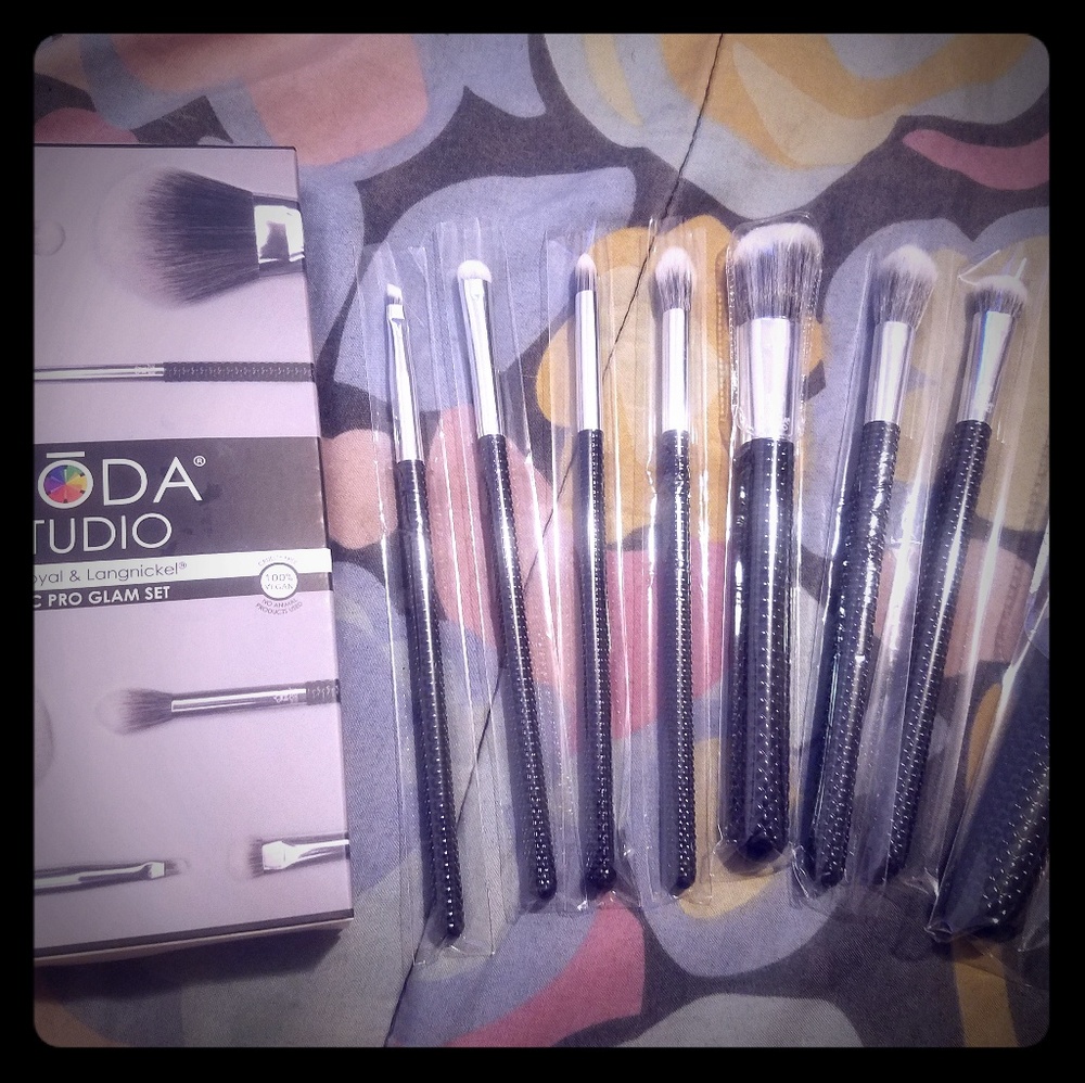 Makeup brush set.